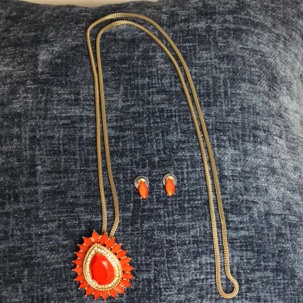 Beautiful necklace and earring (studs) set